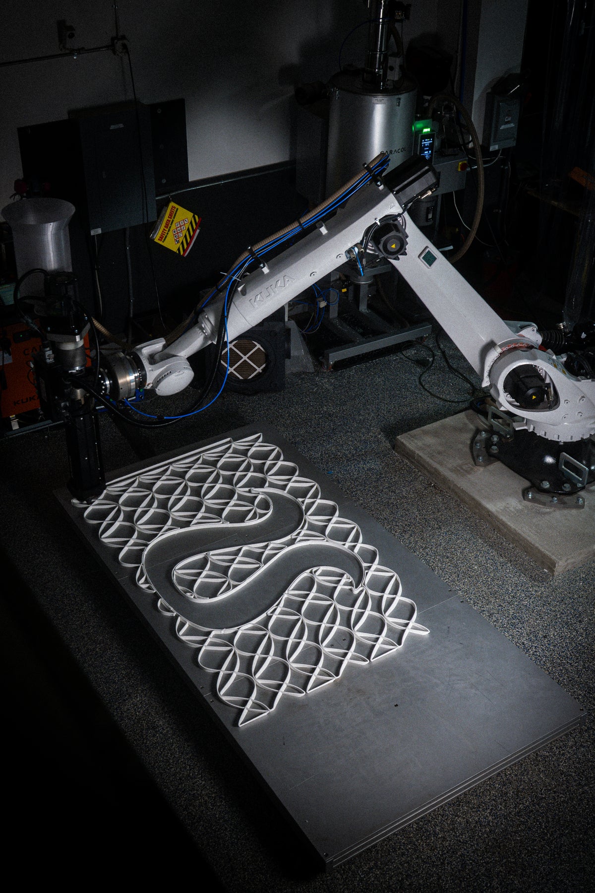 Robotic arm printing open-pattern mesh panels for the lululemon Montréal installation.